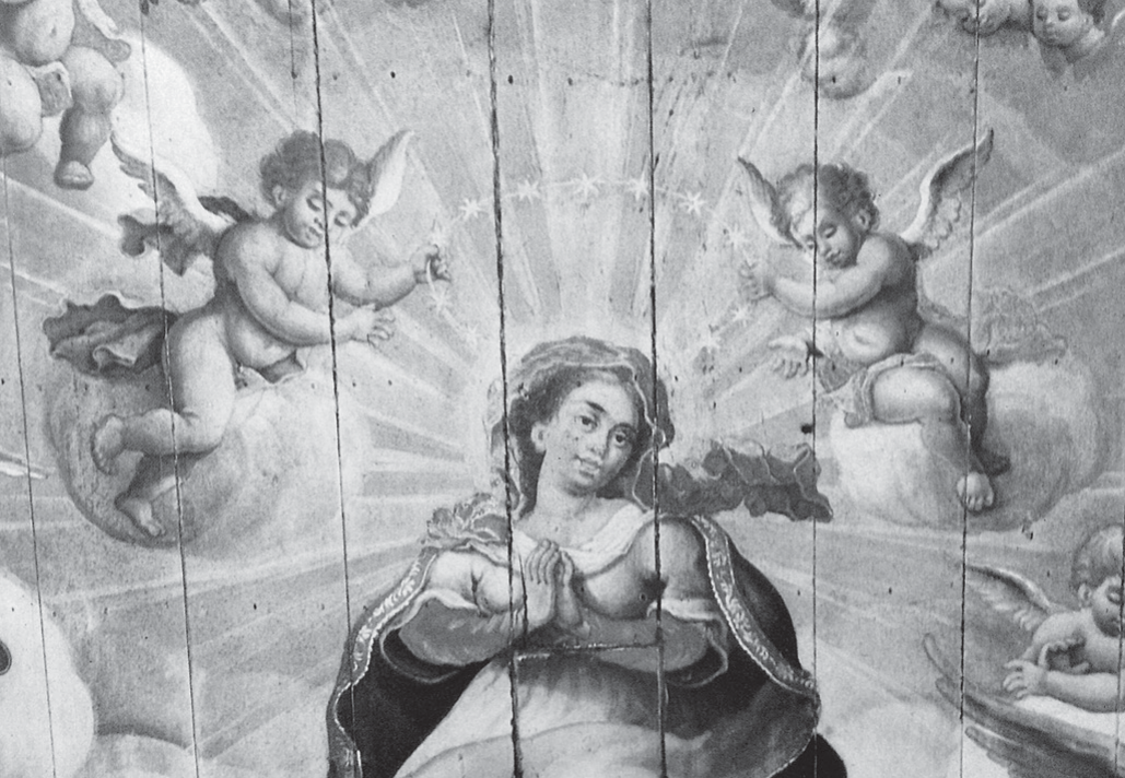 Detalhe da pintura do forro: Nossa Senhora de mãos postas, com feições mestiças e manto escuro, rodeada por raios de luz, nuvens e anjos (querubins) com asas; as tábuas do forro deixam linhas verticais sobre a pintura.