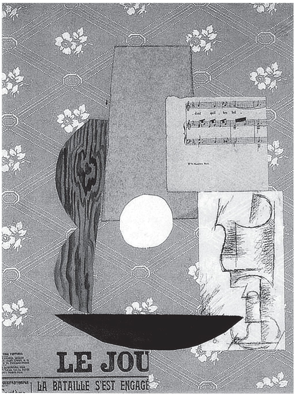Reprodução em preto e branco de uma colagem de Picasso sobre um fundo de papel de parede com losangos e flores. Recortes sobrepostos: uma forma escura com veios de madeira e uma curva que lembra o corpo de um violão, um trapézio cinza vertical, um fragmento de partitura com pentagrama, um pequeno círculo branco, um desenho a carvão de um copo facetado sobre papel claro, uma forma preta em meia-lua na parte inferior e, embaixo à esquerda, um pedaço de jornal com as letras "LE JOU" e a linha "LA BATAILLE S'EST ENGAGÉ".