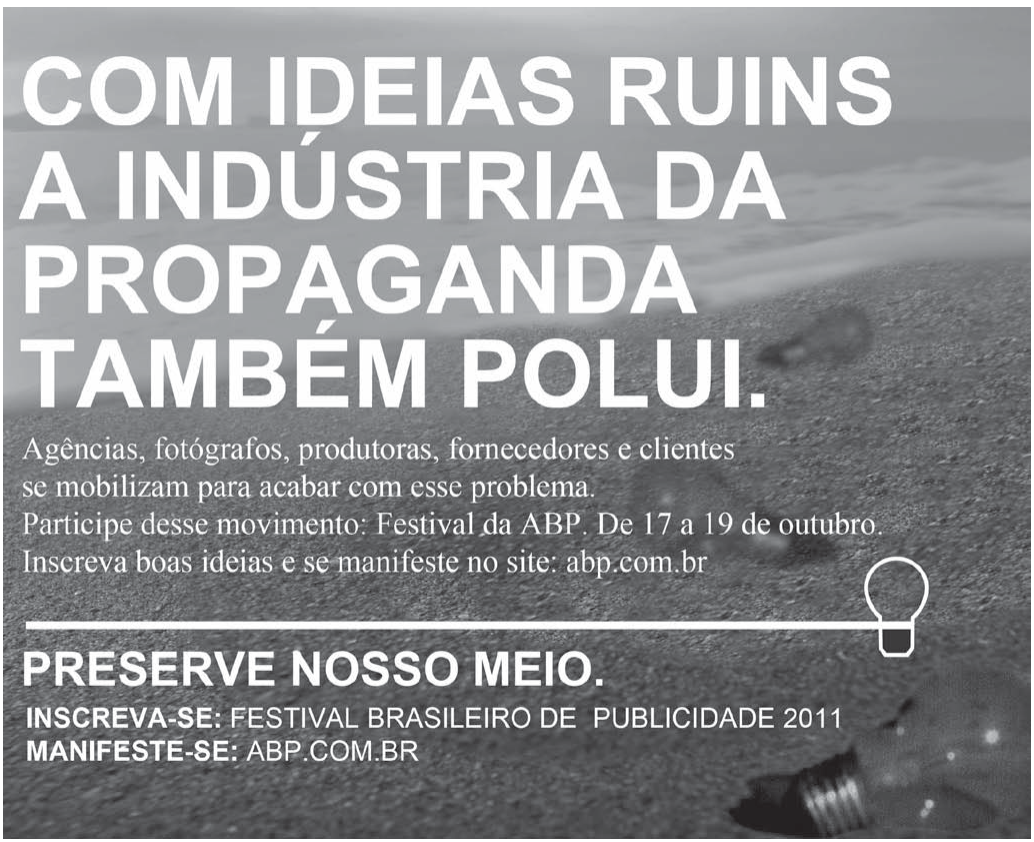 Anúncio em preto e branco sobre a fotografia de uma praia, com lâmpadas elétricas espalhadas pela areia e uma lâmpada desenhada em linha branca à direita. Em letras grandes, no alto: "COM IDEIAS RUINS A INDÚSTRIA DA PROPAGANDA TAMBÉM POLUI." Abaixo, em letras menores: "Agências, fotógrafos, produtoras, fornecedores e clientes se mobilizam para acabar com esse problema. Participe desse movimento: Festival da ABP. De 17 a 19 de outubro. Inscreva boas ideias e se manifeste no site: abp.com.br". Depois de uma linha: "PRESERVE NOSSO MEIO." e, em seguida: "INSCREVA-SE: FESTIVAL BRASILEIRO DE PUBLICIDADE 2011" e "MANIFESTE-SE: ABP.COM.BR".
