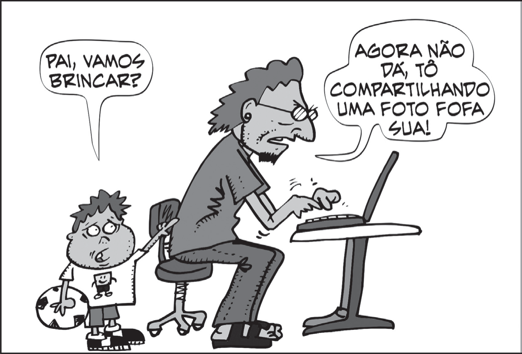 Charge em preto e branco: um menino pequeno, com uma bola de futebol aos pés, puxa a camiseta do pai e pergunta “Pai, vamos brincar?”; o pai, de óculos e cabelo comprido, sentado numa cadeira giratória e digitando num notebook sobre uma mesa, responde sem se virar: “Agora não dá, tô compartilhando uma foto fofa sua!”.