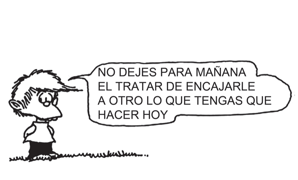 Quadrinho de Quino com o personagem Felipe, menino de cabelo espetado e dentes grandes, em pé sobre a grama, olhando para o lado com expressão pensativa. Um balão de fala com o texto em maiúsculas: "NO DEJES PARA MAÑANA EL TRATAR DE ENCAJARLE A OTRO LO QUE TENGAS QUE HACER HOY".