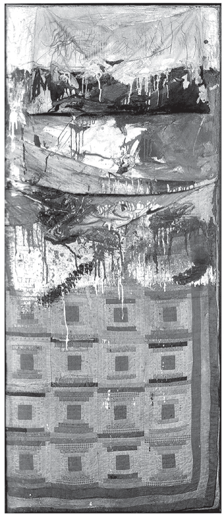 Fotografia em preto e branco da obra: uma cama de verdade pendurada na vertical, com travesseiro, lençol e colcha de retalhos em padrão de quadrados concêntricos. O travesseiro e a parte superior do lençol estão cobertos de pinceladas, manchas e escorridos de tinta, que também respingam sobre a colcha.