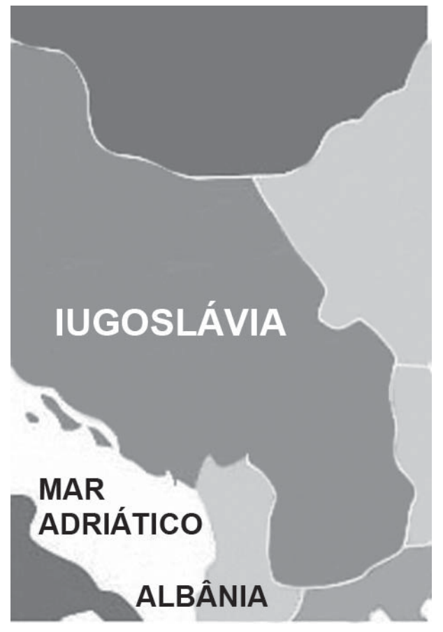 Primeiro mapa, em tons de cinza, da região dos Bálcãs em um momento anterior do século XX: um único grande país, rotulado IUGOSLÁVIA, ocupa o centro do mapa, banhado a oeste pelo MAR ADRIÁTICO; ao sul aparece a ALBÂNIA; os países vizinhos não são nomeados.