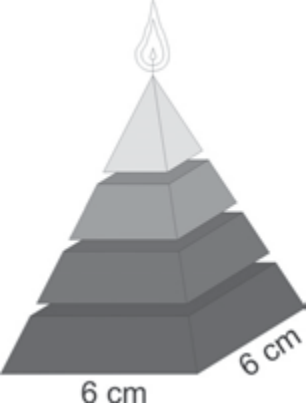 Ilustração de uma vela em forma de pirâmide de base quadrada (6 cm × 6 cm), formada por quatro blocos empilhados e separados por pequenos espaços: três troncos de pirâmide e uma pirâmide no topo, com pavio aceso.