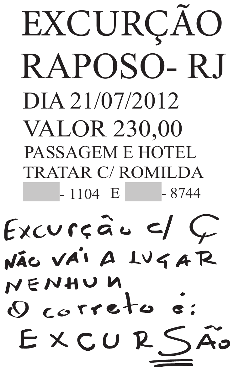 Cartaz impresso, em preto sobre fundo branco, com as linhas: “EXCURÇÃO”; “RAPOSO- RJ”; “DIA 21/07/2012”; “VALOR 230,00”; “PASSAGEM E HOTEL”; “TRATAR C/ ROMILDA”; e uma linha de telefones em que os dois prefixos aparecem cobertos por tarjas cinza, restando “- 1104  E  - 8744”. Abaixo do cartaz, escrito à mão em letra de forma: “Excurçãu c/ Ç / NÃO VAI A LUGAR NENHUN / O correto é: / E X C U R S Ã O”, com o “S” e um traço duplo sublinhando o final da última palavra.