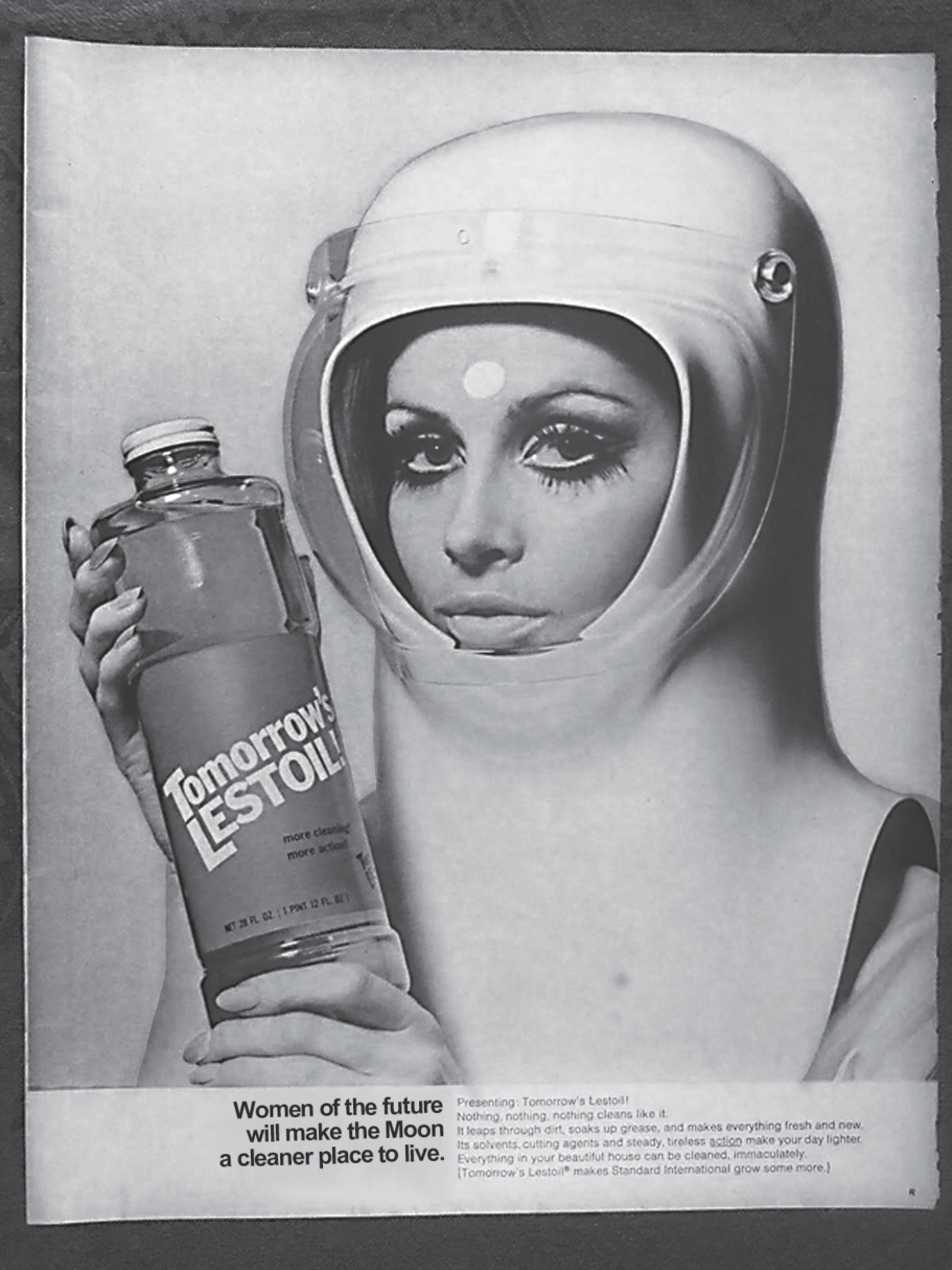 Anúncio publicitário em preto e branco (1968): uma mulher maquiada, usando capacete de astronauta com visor aberto, segura um frasco do produto de limpeza “Tomorrow’s Lestoil”. Na parte inferior, o slogan em inglês “Women of the future will make the Moon a cleaner place to live” e um texto menor sobre o produto.