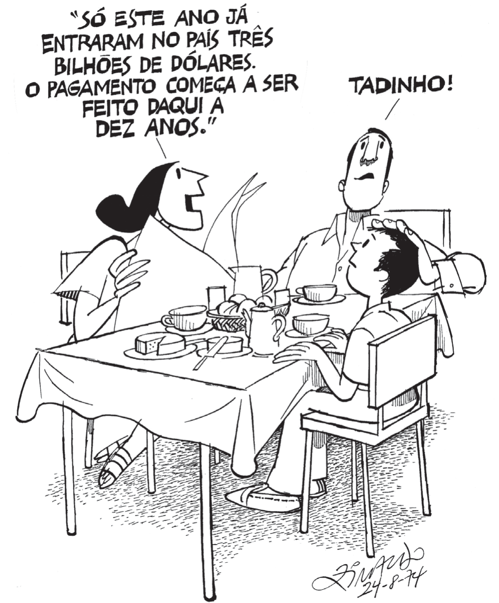 Três pessoas à mesa. A mulher lê: “Só este ano já entraram no país três bilhões de dólares. O pagamento começa a ser feito daqui a dez anos.” O homem põe a mão na cabeça da criança e diz: “Tadinho!”. Charge de Ziraldo, datada de 24-8-74.