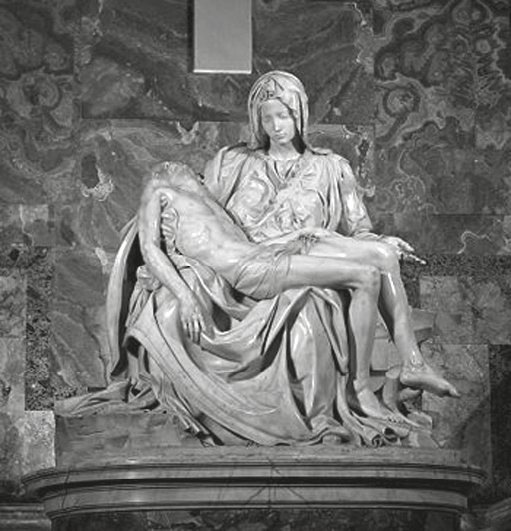 Fotografia da escultura em mármore Pietà, de Michelangelo: Maria, sentada, com o manto em muitas dobras, sustenta no colo o corpo de Cristo morto, de anatomia detalhada, com o braço pendente; ao fundo, paredes de mármore da basílica.