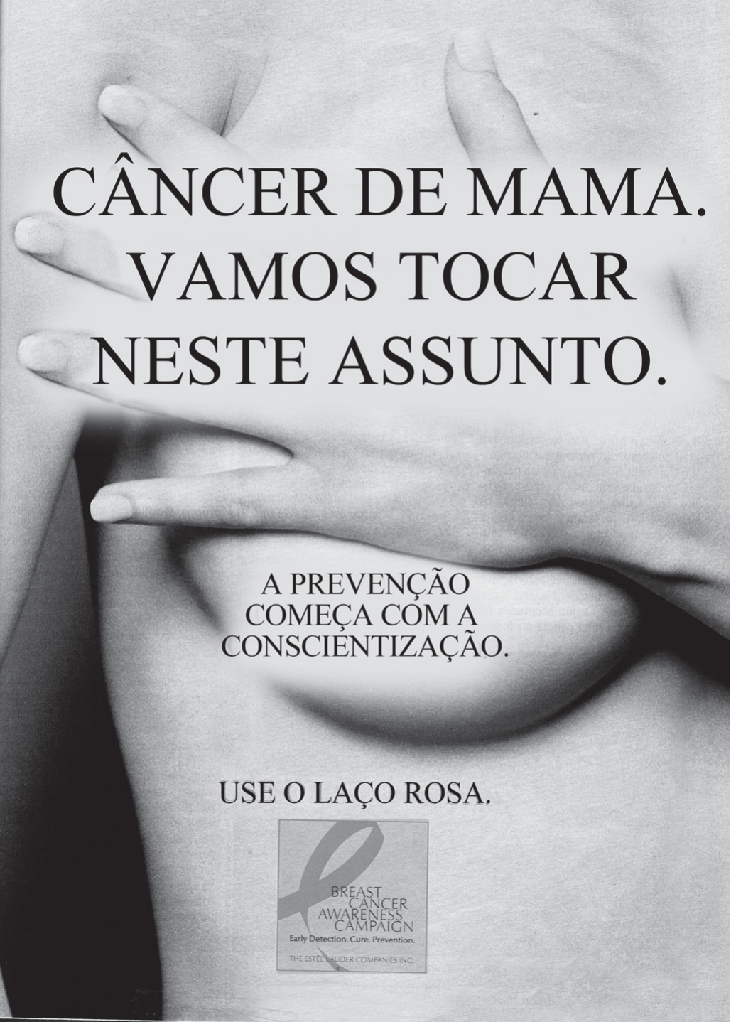 Cartaz de campanha em preto e branco: em primeiro plano, o busto de uma mulher com as duas mãos cobrindo os seios. Sobre a imagem, em letras grandes: "CÂNCER DE MAMA. VAMOS TOCAR NESTE ASSUNTO." Mais abaixo, em letras menores: "A PREVENÇÃO COMEÇA COM A CONSCIENTIZAÇÃO." e "USE O LAÇO ROSA.", seguido do selo com um laço e o texto "BREAST CANCER AWARENESS CAMPAIGN – Early Detection. Cure. Prevention." (The Estée Lauder Companies Inc.).
