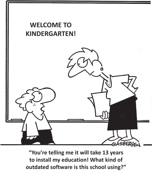 Cartum em preto e branco. Diante de um quadro-negro com os dizeres “WELCOME TO KINDERGARTEN!”, uma professora com uma folha na mão conversa com um menino pequeno, de camiseta clara e bermuda escura, em pé, com a cabeça inclinada para trás e a boca aberta, olhando para ela. A legenda abaixo traz a fala do menino: “You’re telling me it will take 13 years to install my education! What kind of outdated software is this school using?”. Assinatura do cartunista Glasbergen no canto inferior direito.