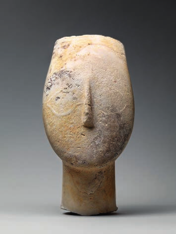 Escultura Cabeça de uma figura feminina, de autoria anônima, em mármore.