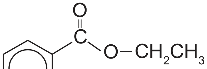 Fórmula estrutural: um anel benzênico ligado a um carbono que tem uma ligação dupla com um oxigênio acima e uma ligação simples com outro oxigênio à direita; esse oxigênio está ligado a CH₂CH₃.