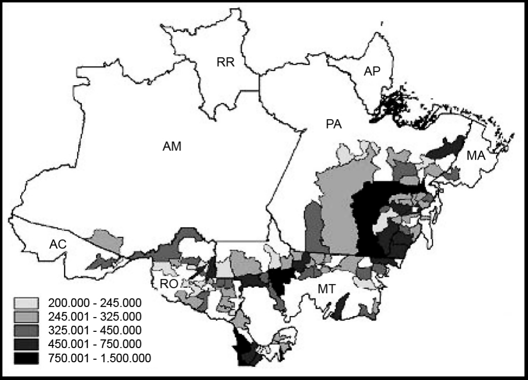 Mapa do bioma amazônico com os limites dos estados identificados pelas siglas RR, AP, AM, PA, MA, AC, RO e MT. Os municípios são pintados em cinco tons de cinza, do mais claro ao preto, conforme a legenda de efetivo de cabeças de bovinos em 2004: 200.000 a 245.000; 245.001 a 325.000; 325.001 a 450.000; 450.001 a 750.000; 750.001 a 1.500.000. As áreas coloridas concentram-se na porção leste e sul do bioma, sobretudo no leste do Pará, no norte do Mato Grosso e em Rondônia; grandes áreas de Amazonas, Roraima e Amapá aparecem em branco.