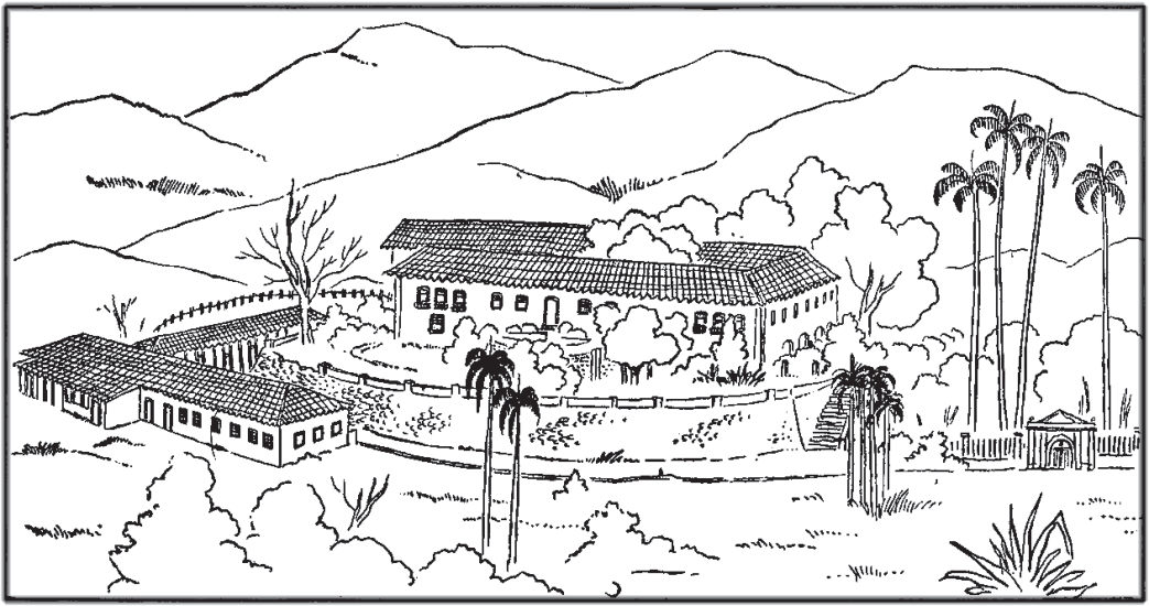 Desenho a traço de uma fazenda em meio a morros: à direita, uma casa-grande de dois andares com telhado de telhas, muitas janelas e um pequeno alpendre; à esquerda, um edifício térreo baixo e comprido, com várias portas e janelas; entre eles, um muro baixo e um portão; palmeiras altas à direita e vegetação ao redor.