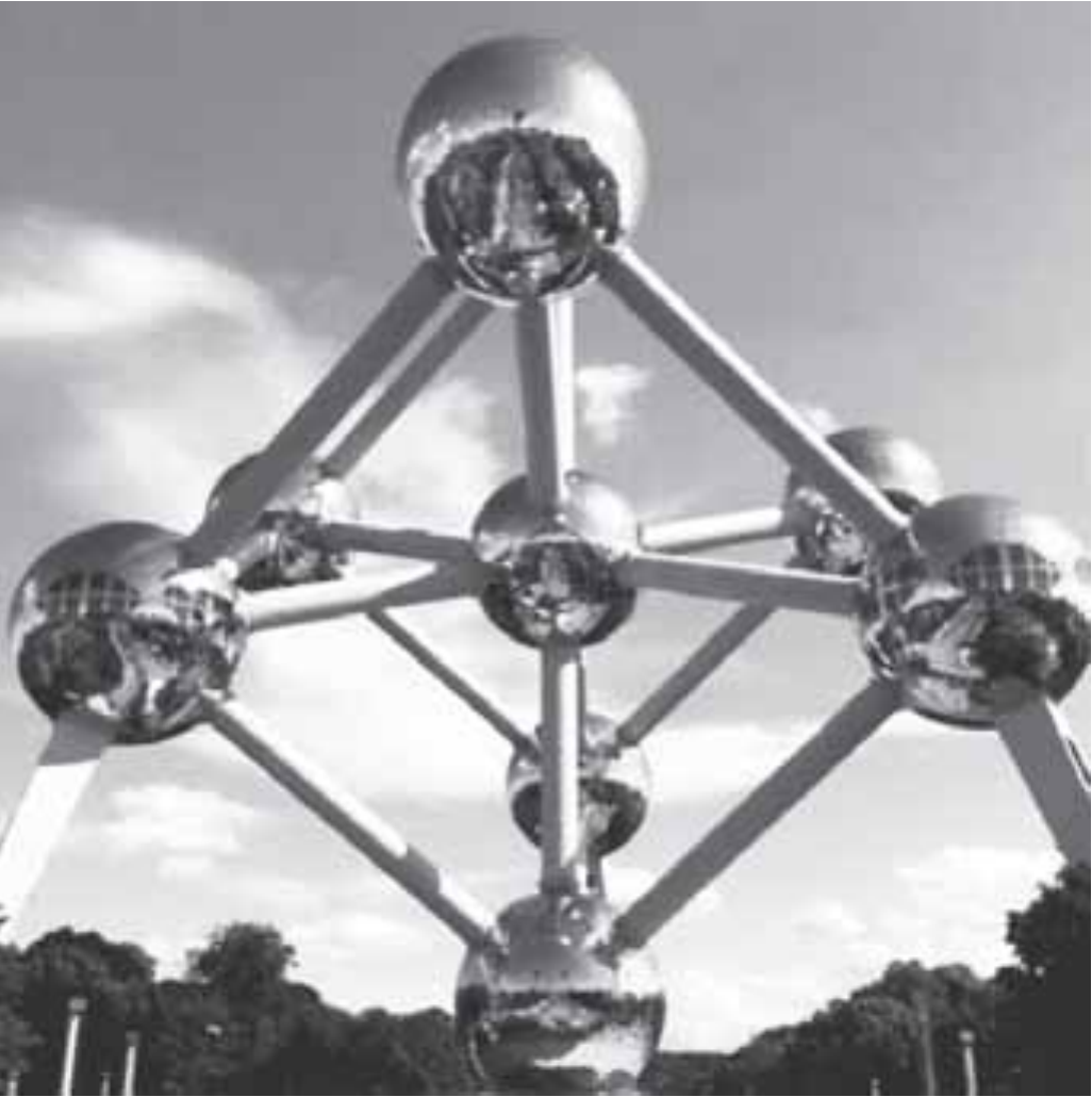 Fotografia do Atomium, com esferas metálicas interligadas por tubos.