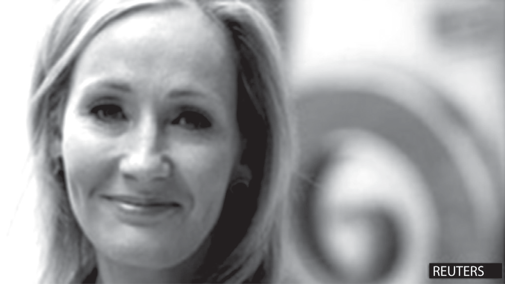 Fotografia em preto e branco, com crédito Reuters, do rosto sorridente de uma mulher loira de cabelos longos, J. K. Rowling, diante de um fundo desfocado com formas circulares.