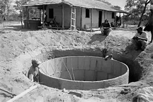 Fotografia da cisterna em construção.
Cisterna cilíndrica destinada ao armazenamento de água.