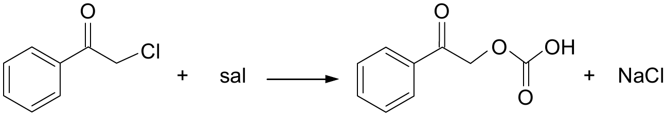 Equação química com fórmulas estruturais. Reagentes: cloroacetofenona (anel benzênico ligado a uma carbonila, C=O, seguida de um grupo CH₂ ligado a um átomo de cloro) + “sal”. Seta de reação. Produtos: molécula em que o cloro foi substituído por um grupo –O–C(=O)–OH, isto é, o CH₂ está ligado a um oxigênio, este a um carbono que tem um oxigênio em dupla ligação e um grupo OH (hidrogenocarbonato) + NaCl.