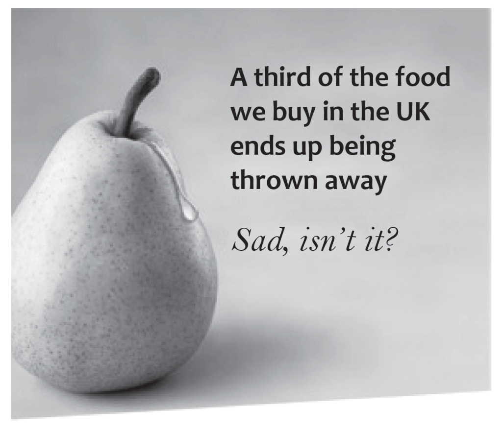Cartaz de campanha em preto e branco. À esquerda, uma pera inteira, com uma gota escorrendo pela casca; à direita, o texto em destaque "A third of the food we buy in the UK ends up being thrown away" e, abaixo, em itálico, "Sad, isn't it?".