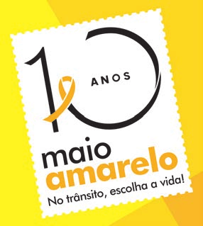 Selo com borda serrilhada, sobre fundo amarelo: o número 10 grande, em que o algarismo 1 é cruzado por um laço amarelo e o zero é um traço circular com a palavra "ANOS" dentro. Abaixo, "maio" em preto e "amarelo" em amarelo, em letras grandes, e, em corpo menor, "No trânsito, escolha a vida!".