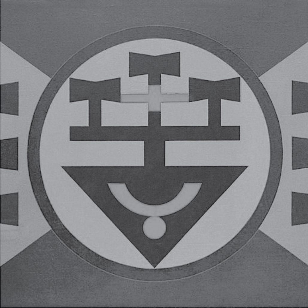 Pintura geométrica reproduzida em tons de cinza. O fundo é dividido por duas diagonais que formam um X; ao centro, um grande círculo claro com borda escura contém um emblema simétrico: no alto, formas em T e machados de duas lâminas (semelhantes ao oxê de Xangô) empilhados em torno de uma pequena cruz; abaixo, um triângulo escuro apontado para baixo com um semicírculo claro e um pequeno círculo na ponta. Em cada lateral, três pequenas formas trapezoidais escuras.