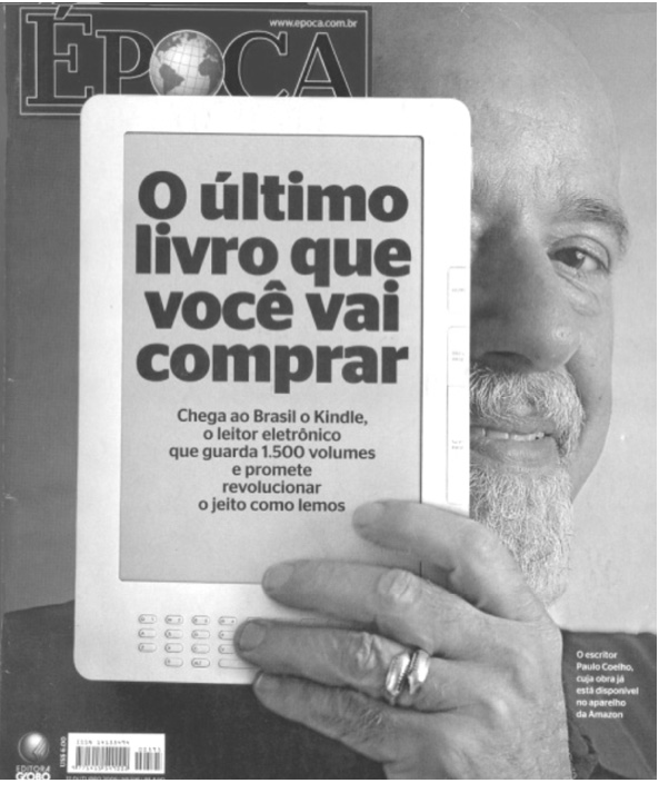 Capa da revista Época: um homem grisalho, de barba, segura diante do rosto um leitor digital (Kindle) cuja tela traz o título "O último livro que você vai comprar" e o texto "Chega ao Brasil o Kindle, o leitor eletrônico que guarda 1.500 volumes e promete revolucionar o jeito como lemos".