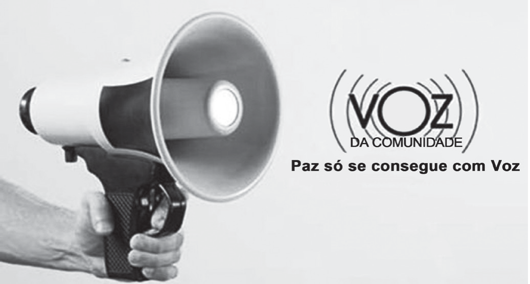 Propaganda em preto e branco. Uma mão segura um megafone cuja empunhadura tem a forma do cabo e do gatilho de uma pistola. À direita, o logotipo Voz da Comunidade, com a palavra VOZ entre traços que representam ondas sonoras, e o slogan: Paz só se consegue com Voz.