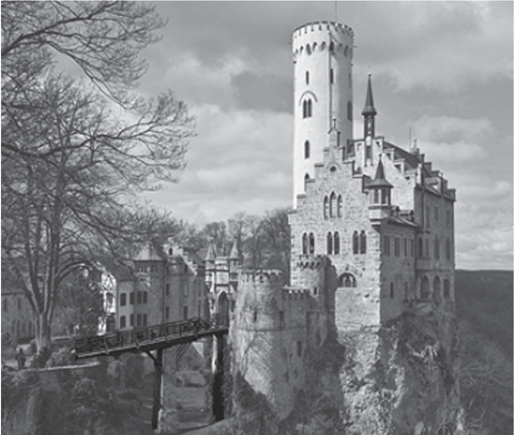 Fotografia do castelo com uma ponte à esquerda.