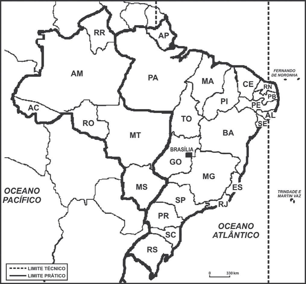 Mapa do Brasil com os estados identificados por siglas e Brasília marcada. Linhas grossas (limite prático) delimitam os fusos horários adotados, separando os estados do oeste e norte (AC, AM, RR, RO, MT, MS) do restante do país, que inclui RS e PA; linhas tracejadas (limite técnico) marcam os fusos teóricos, inclusive o que passa a leste do litoral, com Fernando de Noronha e Trindade. Escala gráfica de 330 km.