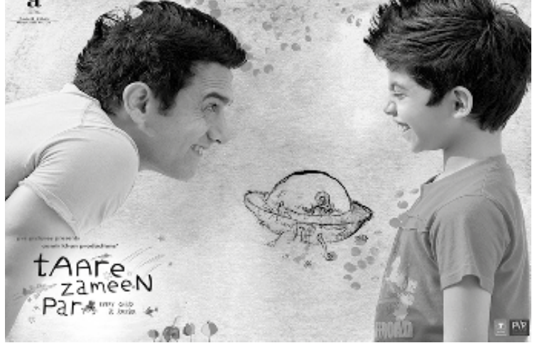 Cartaz do filme Taare Zameen Par, com um professor e um menino sorrindo um para o outro ao lado de um desenho infantil.
Taare Zameen Par. Every child is special.