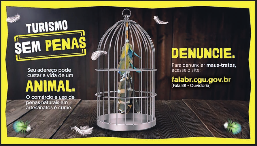 Cartaz de campanha com moldura amarela e fundo de madeira escura. Ao centro, uma gaiola metálica fechada com um penacho de penas coloridas dentro; penas soltas flutuam ao redor. À esquerda: "TURISMO SEM PENAS" (a palavra "PENAS" em amarelo, dentro de um carimbo) e, abaixo, "Seu adereço pode custar a vida de um ANIMAL. O comércio e uso de penas naturais em artesanatos é crime." À direita: "DENUNCIE. Para denunciar maus-tratos, acesse o site: falabr.cgu.gov.br (Fala.BR - Ouvidoria)".