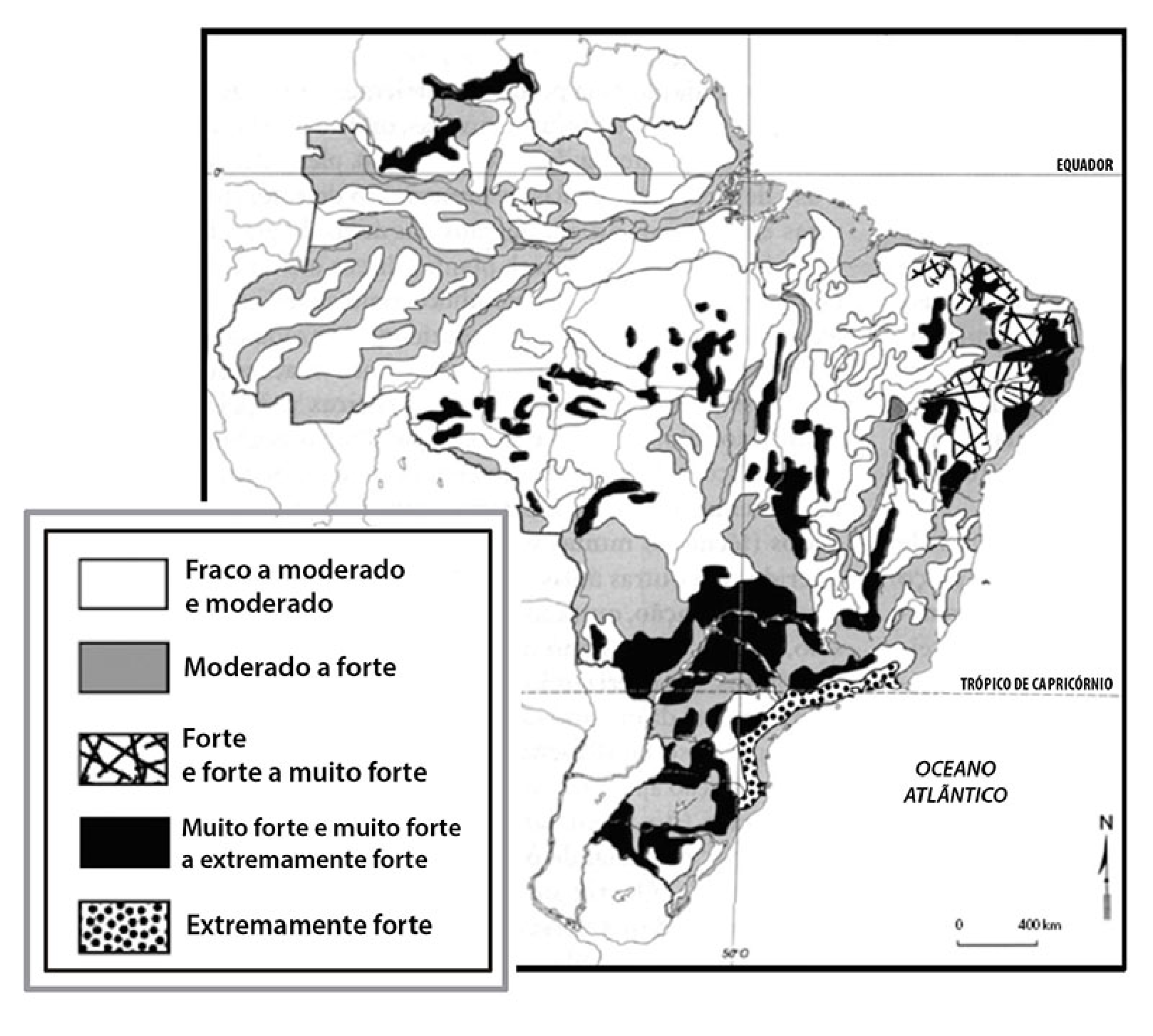 Mapa do Brasil "Regiões com predisposição à erosão", com legenda em cinco classes: "Fraco a moderado e moderado" (branco), "Moderado a forte" (cinza), "Forte e forte a muito forte" (hachurado), "Muito forte e muito forte a extremamente forte" (preto) e "Extremamente forte" (pontilhado). Manchas pretas aparecem no Centro-Sul, no Nordeste e em partes do Norte; o padrão pontilhado ocorre apenas na estreita faixa litorânea do Sudeste, entre o Rio de Janeiro e São Paulo, junto ao Trópico de Capricórnio.
