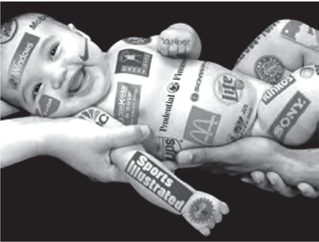 Fotografia em preto e branco de um bebê sorridente, seguro por mãos adultas, com o corpo inteiro coberto por logotipos de marcas (Windows, Nike, McDonald's, Sony, UPS, Sports Illustrated, Prudential, entre outras), como se fossem tatuagens ou adesivos.