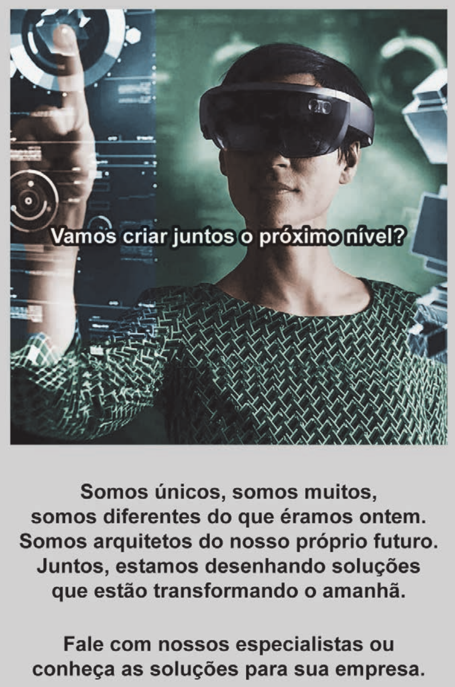 Anúncio publicitário em fundo cinza-claro. No alto, fotografia de uma pessoa de cabelo curto usando um visor de realidade aumentada, apontando com o dedo indicador para painéis e círculos holográficos translúcidos, em ambiente de tons verde-escuro e azul. Sobre a foto, em letras brancas com contorno escuro: “Vamos criar juntos o próximo nível?”. Abaixo da foto, em negrito e centralizado: “Somos únicos, somos muitos, somos diferentes do que éramos ontem. Somos arquitetos do nosso próprio futuro. Juntos, estamos desenhando soluções que estão transformando o amanhã.” Mais abaixo: “Fale com nossos especialistas ou conheça as soluções para sua empresa.”
