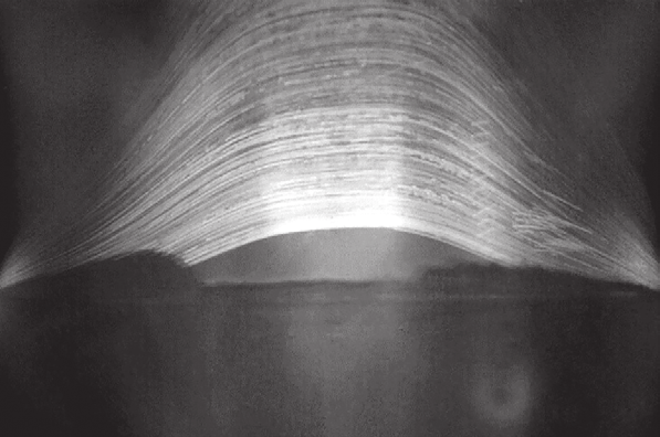 Fotografia de longa exposição registra 2.953 arcos de luz do Sol, formando uma faixa curva branca sobre o horizonte.