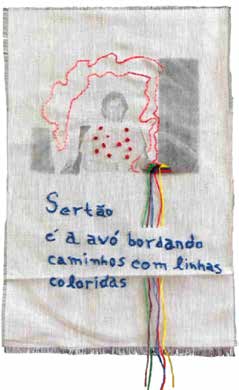 Bordado em tecido com uma avó, linhas coloridas e uma frase sobre o Sertão.
O bordado mostra uma figura de avó contornada por linhas coloridas. A frase bordada diz: “Sertão é a avó bordando caminhos com linhas coloridas”.