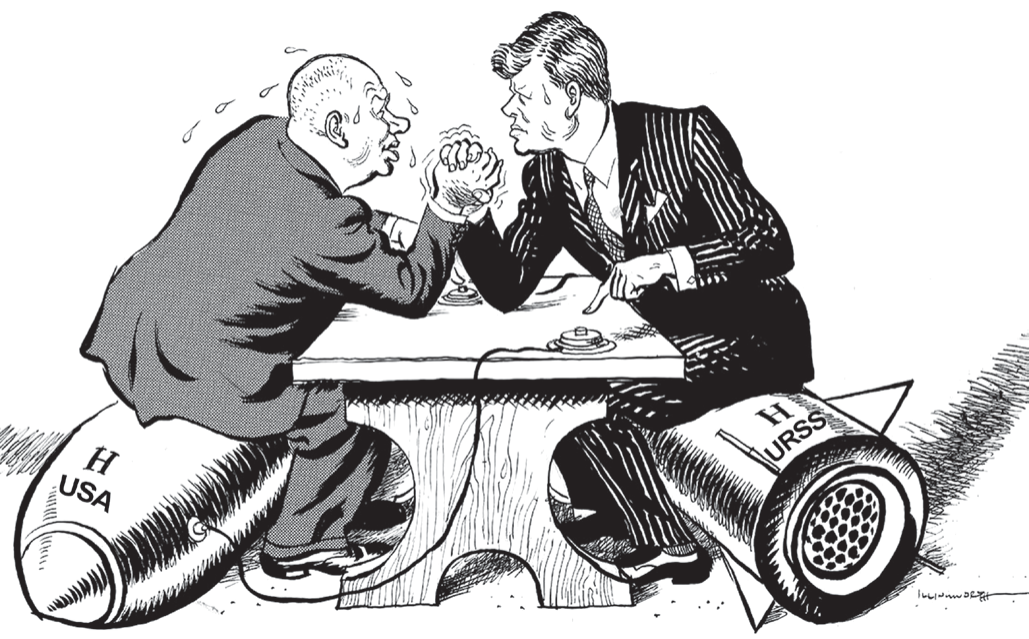 Charge em preto e branco: dois homens de terno disputam uma queda de braço sobre uma mesa, suando; cada um está sentado sobre um míssil nuclear — um marcado 'H USA', o outro 'H URSS' — e mantém a outra mão sobre o botão de disparo do míssil adversário.