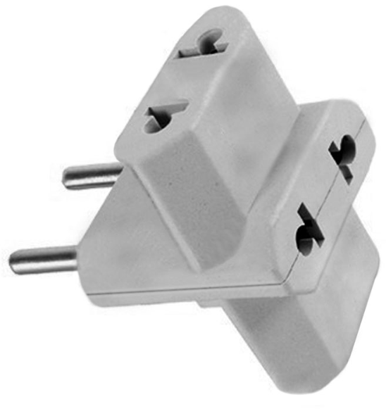 Fotografia de um adaptador de tomada tipo T, de plástico cinza, com dois pinos metálicos de um lado e três tomadas fêmea nas outras faces.