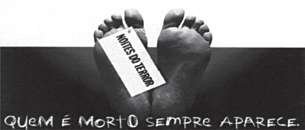 Anúncio em preto e branco. Na parte superior, sobre fundo claro, veem-se as solas de dois pés de uma pessoa deitada, com uma etiqueta amarrada ao dedão em que se lê "NOITES DO TERROR". Na faixa escura inferior, em letras manuscritas brancas: "QUEM É MORTO SEMPRE APARECE."