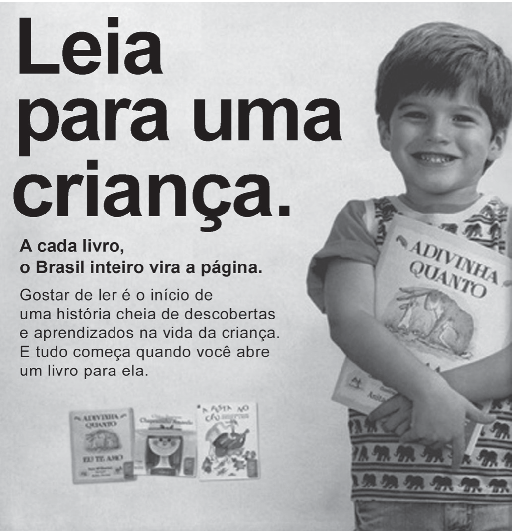 Anúncio em preto e branco. À esquerda, em letras grandes: “Leia para uma criança.” Abaixo, em negrito: “A cada livro, o Brasil inteiro vira a página.” Em seguida: “Gostar de ler é o início de uma história cheia de descobertas e aprendizados na vida da criança. E tudo começa quando você abre um livro para ela.” Embaixo, três capas de livros infantis (entre elas “Adivinha quanto eu te amo” e “Chapeuzinho Amarelo”). À direita, um menino sorridente, de camiseta estampada com elefantes, abraça o livro “Adivinha quanto eu te amo”.