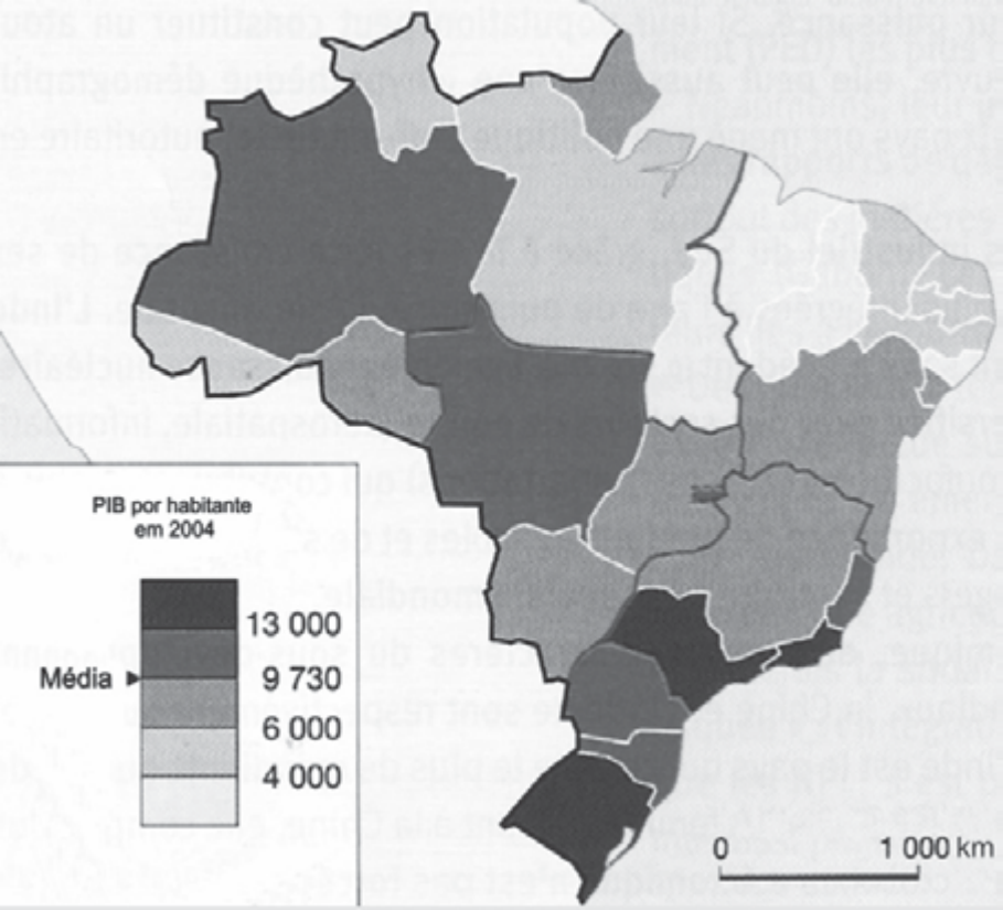 Mapa do Brasil dividido por estados, com quatro tons de cinza indicando o PIB por habitante em 2004: acima de 13 000 (mais escuro: São Paulo, Rio de Janeiro, Santa Catarina, Rio Grande do Sul, Distrito Federal), entre 9 730 (média) e 13 000 (Amazonas, Roraima, Mato Grosso, Mato Grosso do Sul, Goiás, Minas Gerais, Espírito Santo, Paraná), entre 6 000 e 9 730 (Amapá, Pará, Rondônia, Tocantins, Bahia, Sergipe e outros) e abaixo de 6 000 (mais claro: Acre, Maranhão, Piauí e demais estados do Nordeste). Escala de 1 000 km.