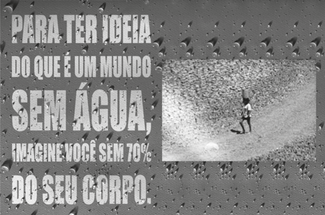 Anúncio em preto e branco com fundo de superfície coberta de gotas de água. À esquerda, em letras grandes, o texto: “PARA TER IDEIA DO QUE É UM MUNDO SEM ÁGUA, IMAGINE VOCÊ SEM 70% DO SEU CORPO.” À direita, uma fotografia de uma pessoa caminhando sozinha num terreno seco e vazio, carregando um recipiente na cabeça.