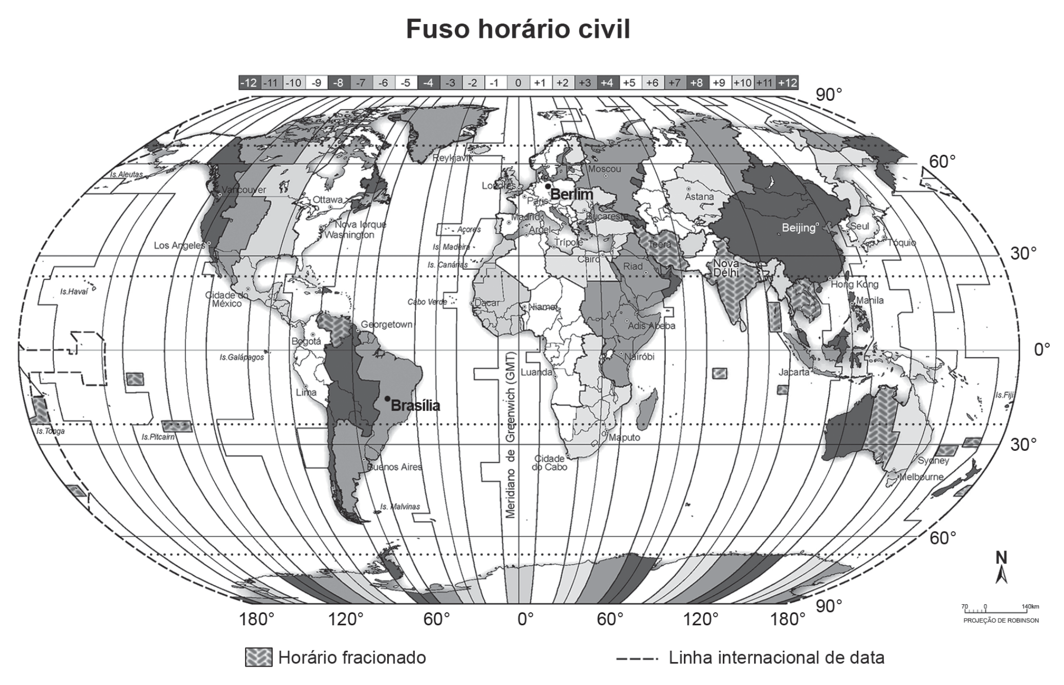 Mapa-múndi dos fusos horários civis, em projeção de Robinson. No alto, uma barra numerada de −12 a +12 associa um tom de cinza a cada fuso; as faixas dos fusos atravessam o mapa de norte a sul, o meridiano de Greenwich (GMT) fica no centro, em 0°, e a linha internacional de data aparece tracejada nas bordas. Estão marcadas cidades como Berlim, na Europa central, dentro da faixa +1, e Brasília, no leste da América do Sul, dentro da faixa −3, além de Nova Iorque, Londres, Paris, Moscou, Nova Délhi, Beijing, Tóquio, Sydney e outras. Áreas hachuradas indicam horário fracionado. Legenda abaixo do mapa: hachurado = horário fracionado; linha tracejada = linha internacional de data.