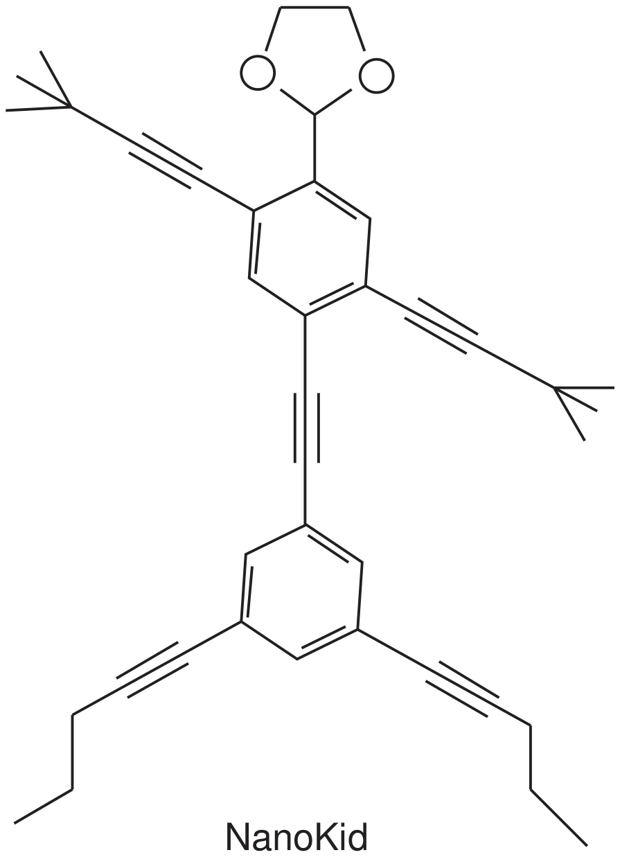 Fórmula estrutural em linhas do NanoKid: na cabeça, um anel de cinco membros com dois átomos de oxigênio; no tórax, um anel benzênico ligado a dois braços com ligações triplas terminadas em grupos ramificados de três metilas (mãos); o tórax se liga por uma ligação tripla a um segundo anel benzênico (abdômen), do qual saem duas pernas com ligações triplas e cadeias de três carbonos (pés). Legenda: NanoKid.