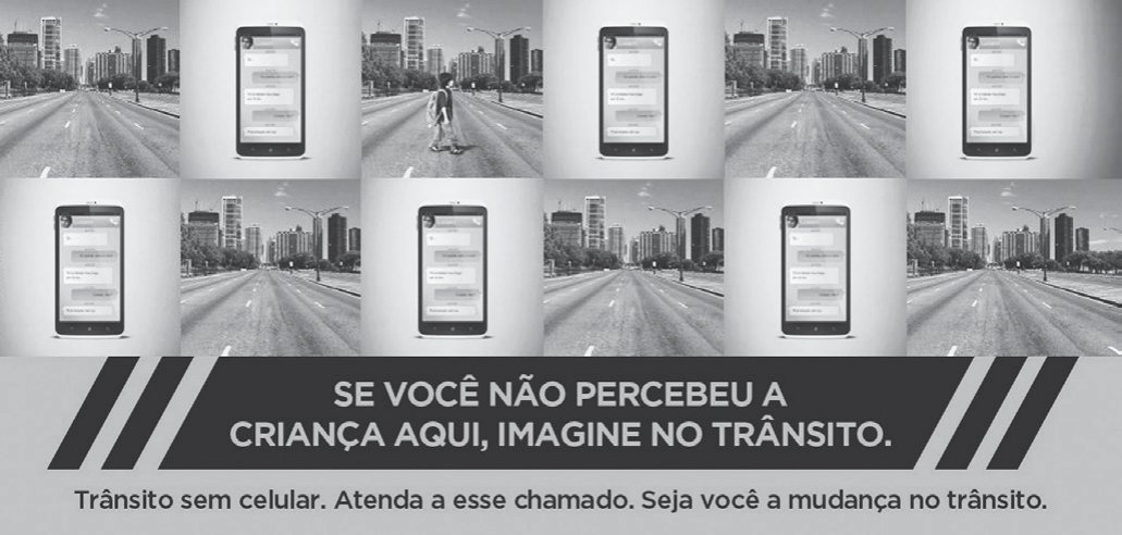 Cartaz em preto e branco com dez imagens em duas fileiras, alternando fotografias de uma avenida vazia vista do carro e telas de celular com conversas de mensagens. Na segunda foto da fileira superior, uma criança com mochila atravessa a rua, quase imperceptível entre as telas. Abaixo, em faixa escura com letras brancas: “SE VOCÊ NÃO PERCEBEU A CRIANÇA AQUI, IMAGINE NO TRÂNSITO.” Na base: “Trânsito sem celular. Atenda a esse chamado. Seja você a mudança no trânsito.”