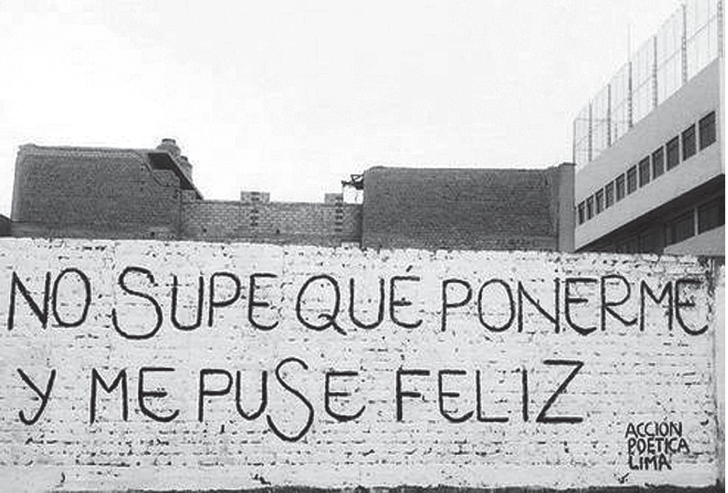 Fotografia em preto e branco de um muro de tijolos pintado de branco, com a frase em letras pretas manuscritas em duas linhas: “NO SUPE QUÉ PONERME / Y ME PUSE FELIZ”. No canto inferior direito, a assinatura “ACCIÓN POÉTICA LIMA”. Ao fundo, casas de tijolo e um prédio.