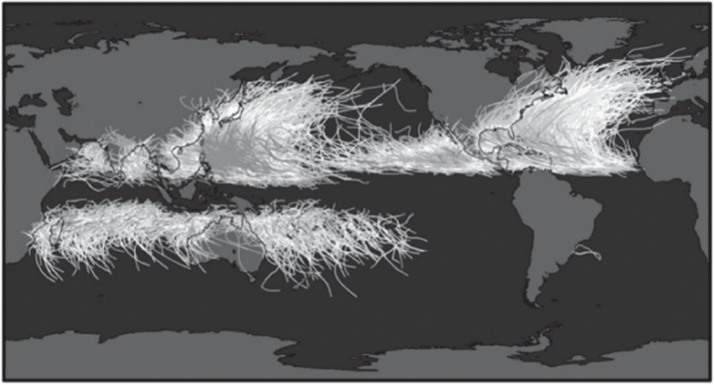 Mapa-múndi em tons de cinza, com continentes em cinza médio e oceanos em cinza escuro, sobre o qual milhares de linhas claras marcam trajetórias de ciclones tropicais. As linhas se concentram em faixas sobre os oceanos tropicais e subtropicais: no Pacífico ocidental e no Atlântico norte (Caribe e costa leste da América do Norte), no Pacífico oriental junto ao México, no Índico norte e, no hemisfério sul, no Índico e no Pacífico ao redor da Austrália. As trajetórias curvam-se para os polos. Não há trajetórias sobre o Atlântico sul, o Pacífico sudeste junto à América do Sul, nem na faixa do equador.