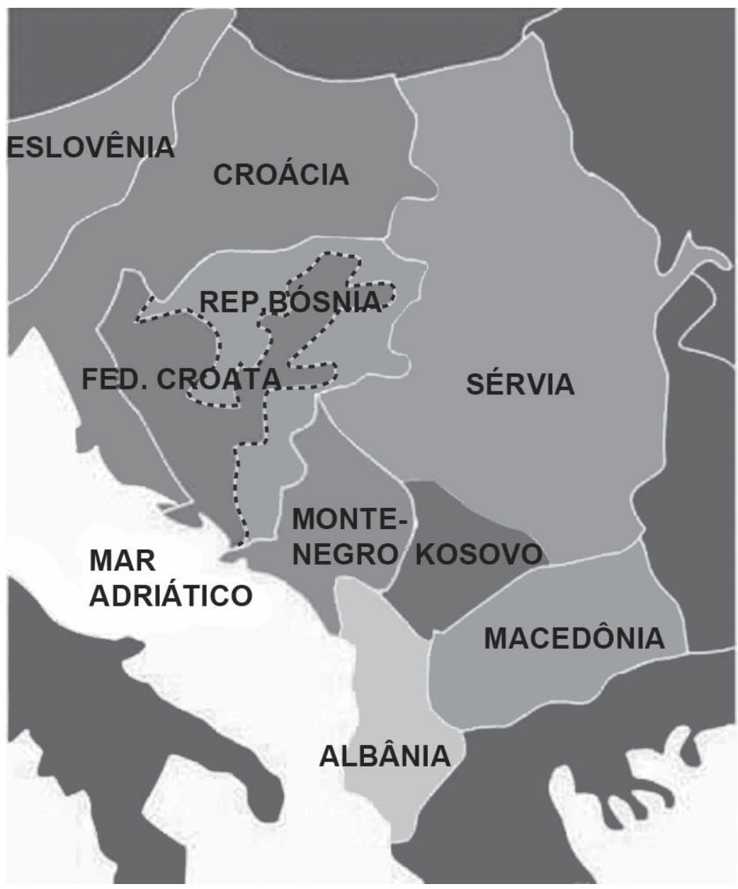Segundo mapa, da mesma região em um momento posterior do século XX: o território anterior aparece dividido em vários países nomeados: ESLOVÊNIA e CROÁCIA ao norte e a oeste; REP. BÓSNIA e FED. CROATA no centro, separadas por uma linha tracejada; SÉRVIA a leste; MONTENEGRO e KOSOVO ao sul da Sérvia; MACEDÔNIA ao sul; ALBÂNIA no sudoeste, junto ao MAR ADRIÁTICO.