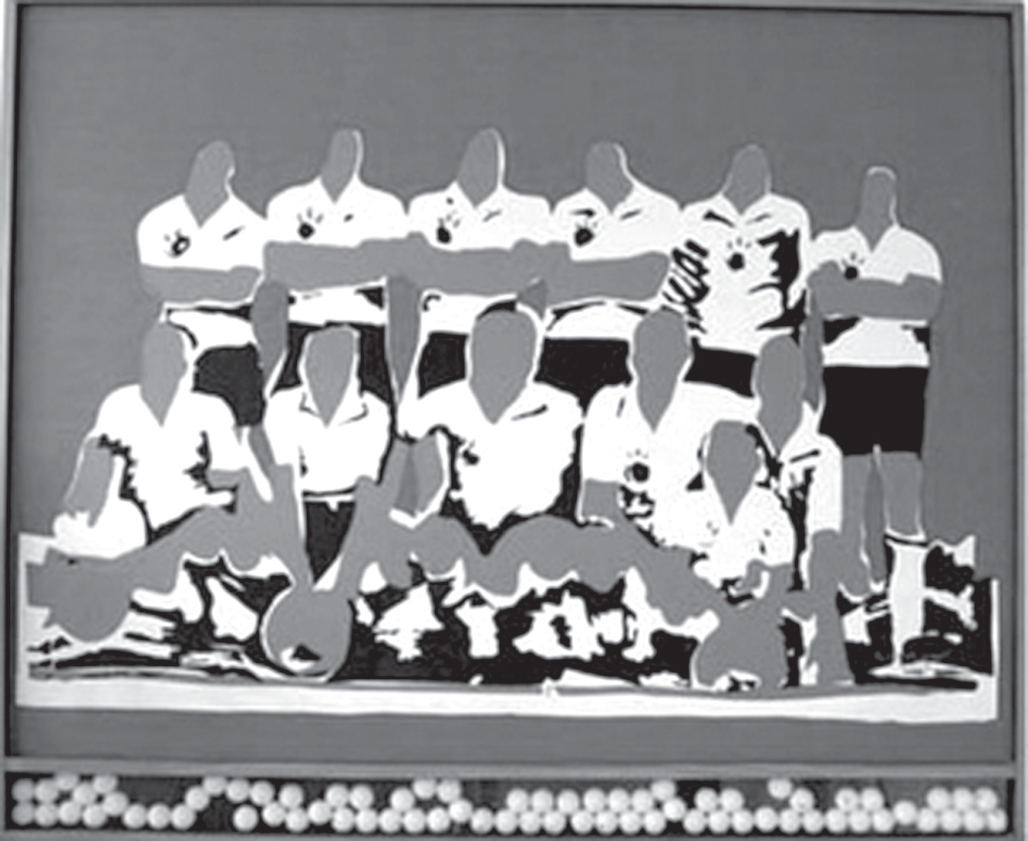 Obra “Futebol”, de Nelson Leirner: sobre fundo escuro emoldurado, um time de futebol posado para foto oficial, recortado em silhuetas planas claras, com jogadores em pé atrás e agachados na frente; na base do quadro, uma fileira de bolinhas brancas.