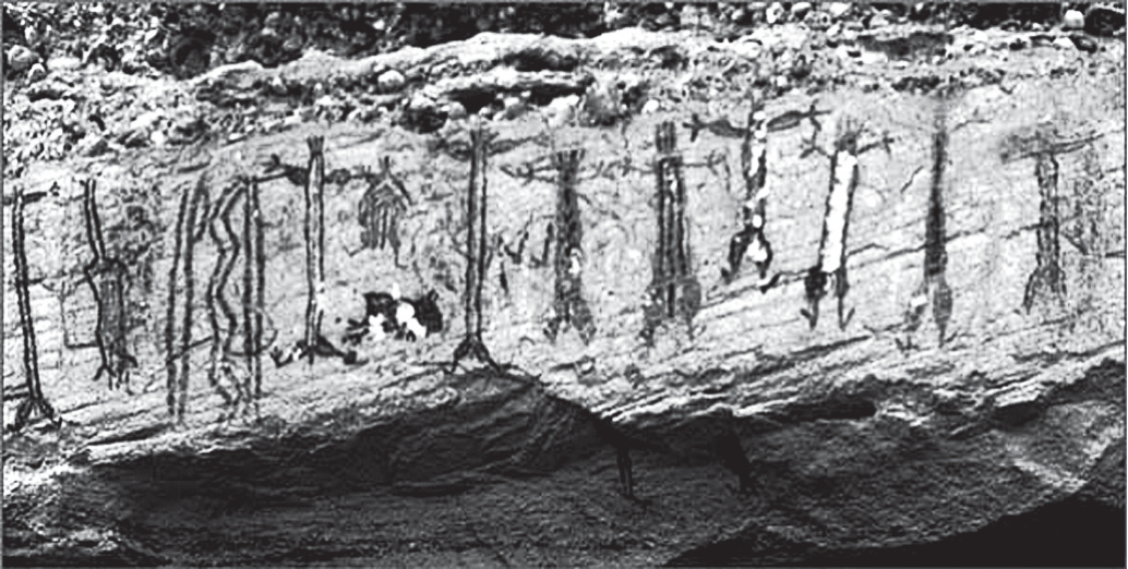 Fotografia em preto e branco de um paredão de rocha da Toca do Salitre, no Piauí, com pinturas rupestres: figuras humanas alongadas e estilizadas, algumas de braços erguidos, e figuras de animais, dispostas lado a lado sobre a superfície clara da pedra.